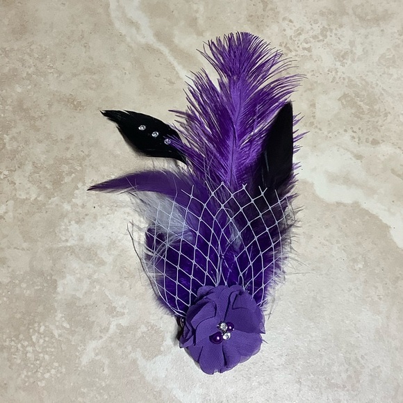🌺 FEATHER FASCINATOR FLOWER PIN UP BURLESQUE COSPLAY HAIR PIECE COSTUME PURPLE - Picture 6 of 7